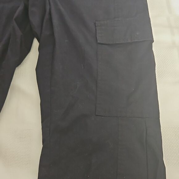 Women's Black Cargo Capri Cotton Pants - Picture 15 of 16